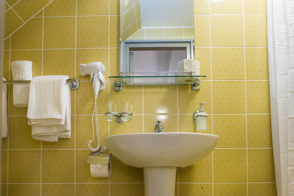 Pieni kahden hengen huone - Double/Twin