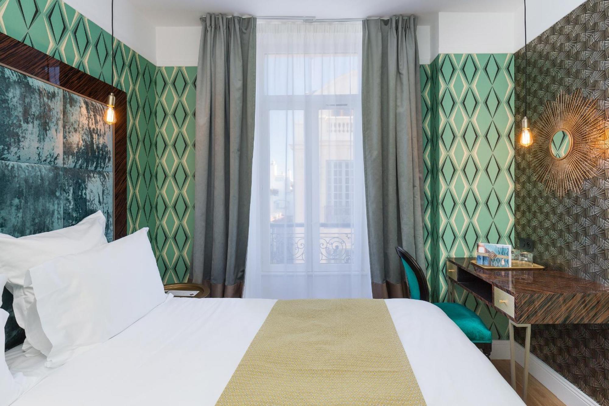 Studio (2 Adults),1273847617:JPEG