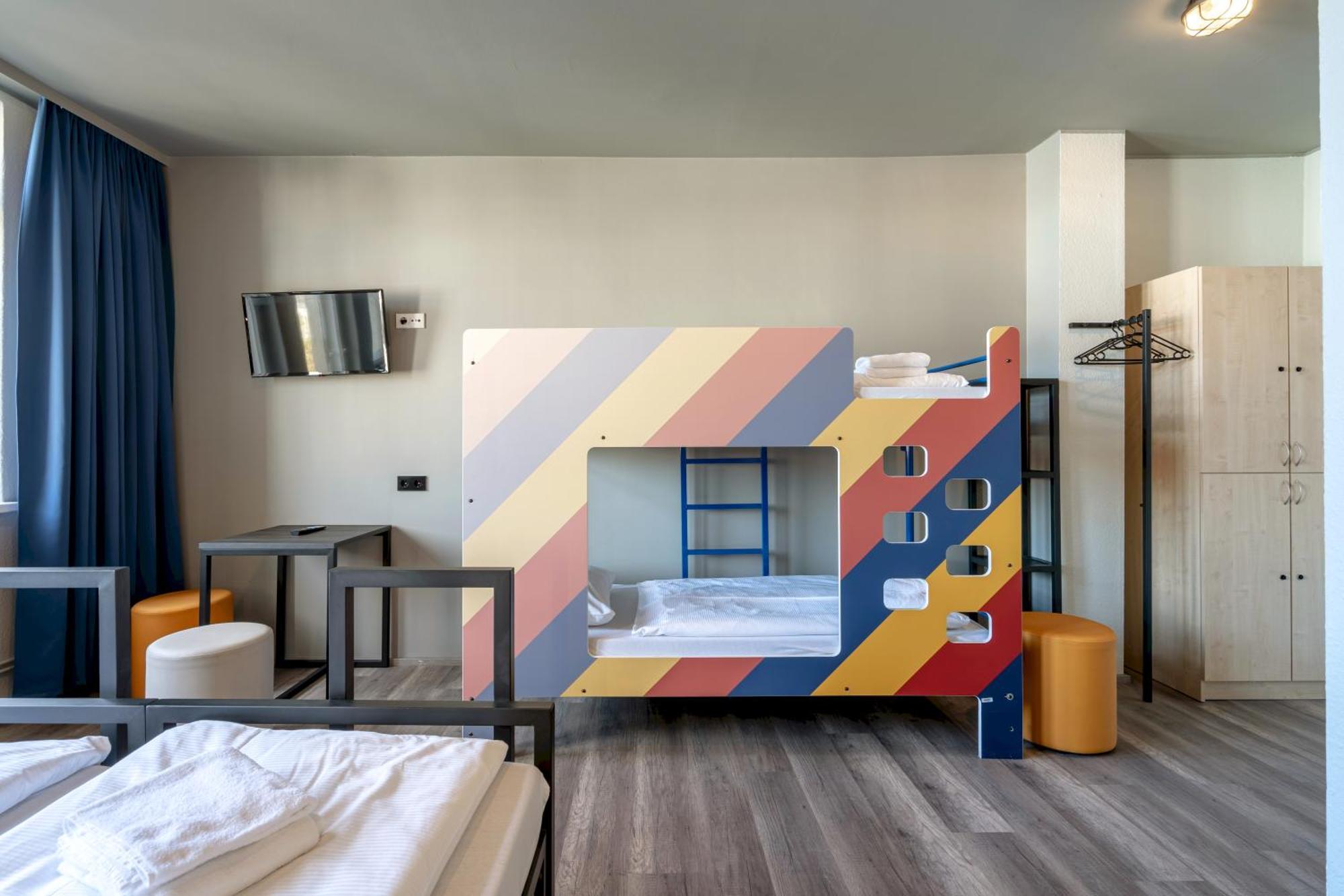Family Room,1435788043:JPEG