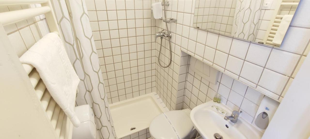 Neljän hengen huone