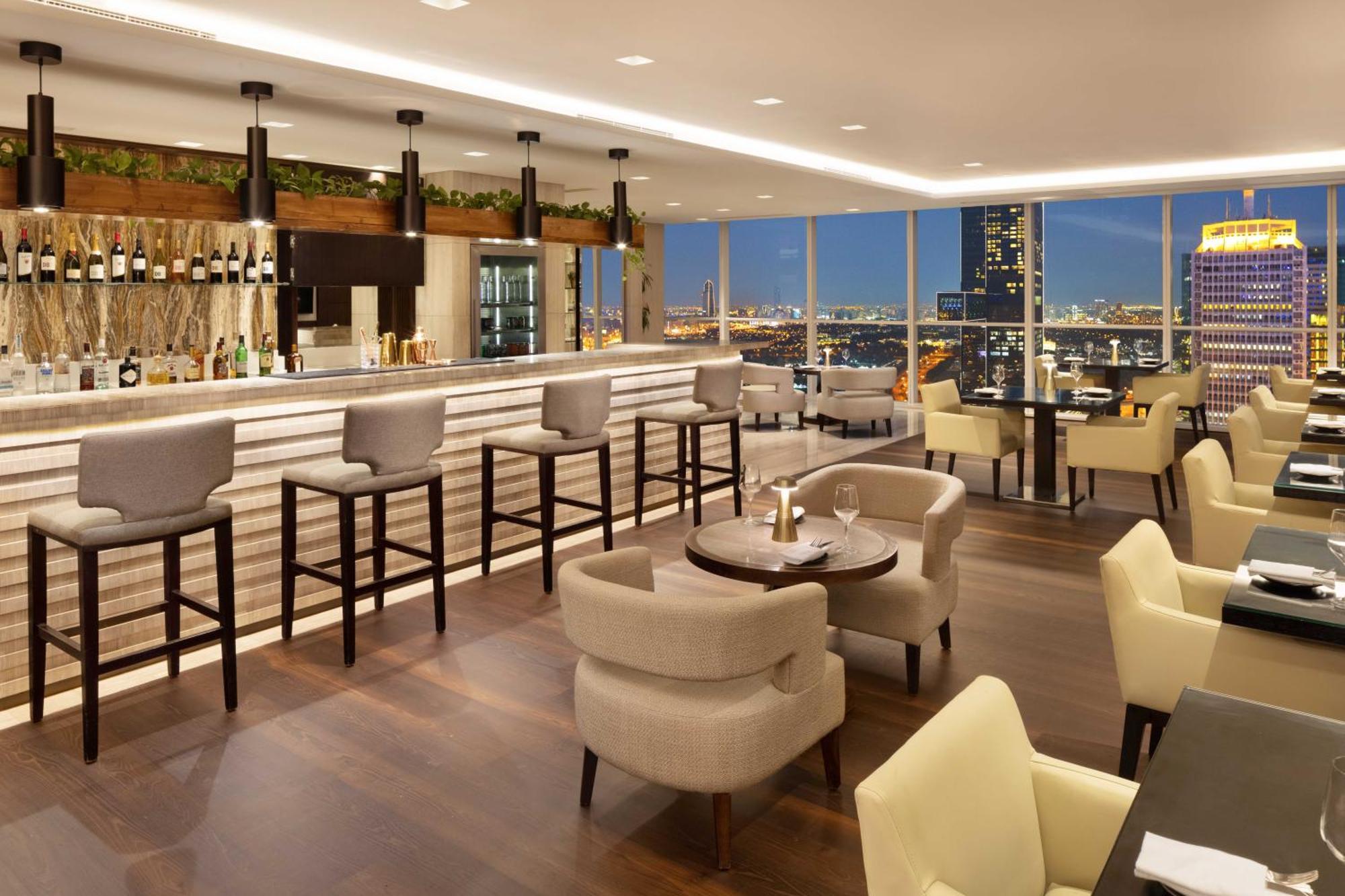Executive-sviitti ‑ King-size-vuode ‑ Pääsy Club Loungeen ‑ Näköala kaupungin ylle
