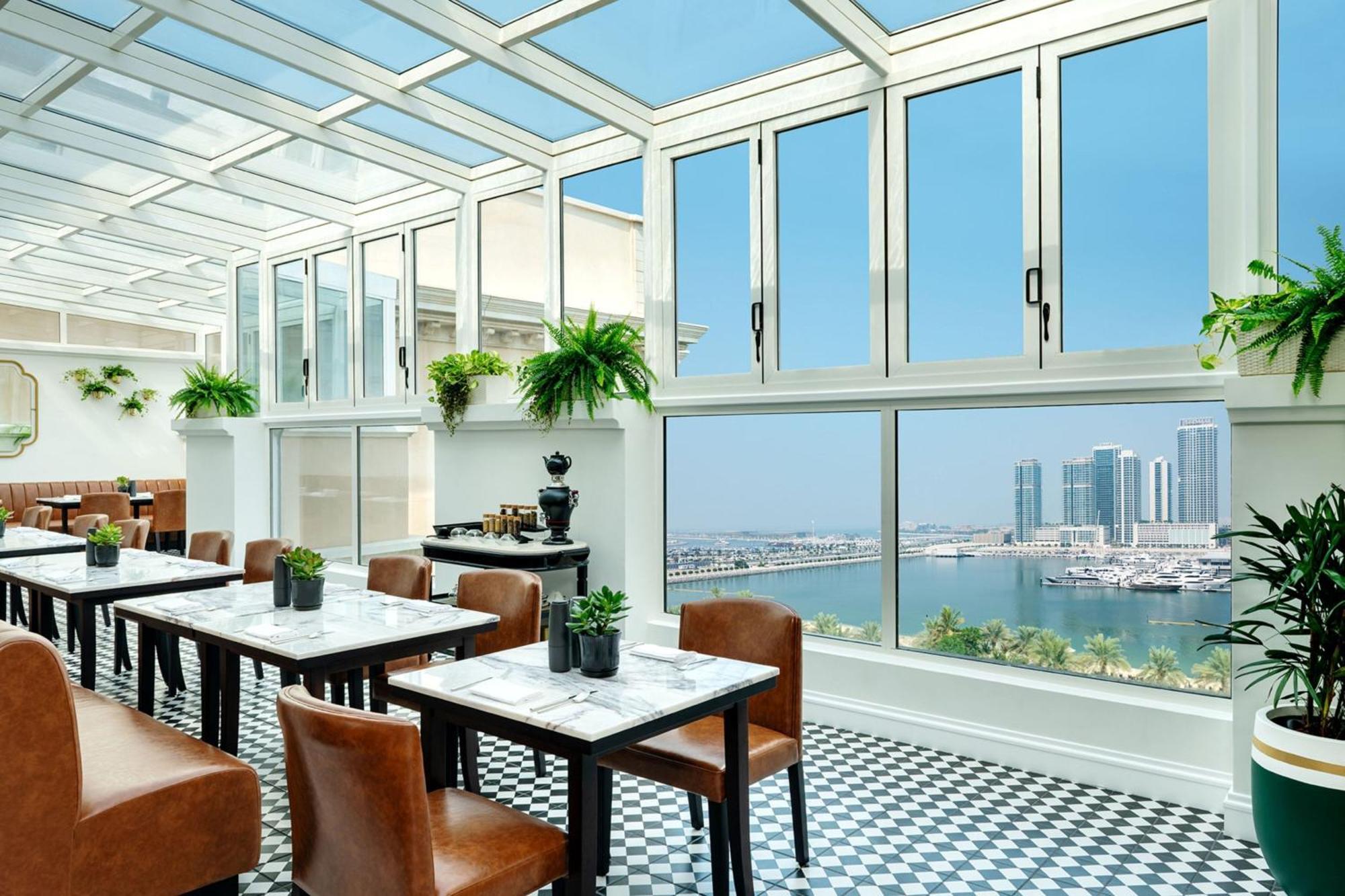 Westin Club -sviitti, merinäköala, 1 king size -vuode parvekkeella, erillinen oleskelutila vuodesohvalla, aamiainen, Dubain lentokenttäkuljetukset, happy hour, iltapäivätee, Club Lounge ja pääsy Jungle Bay -vesipuistoon