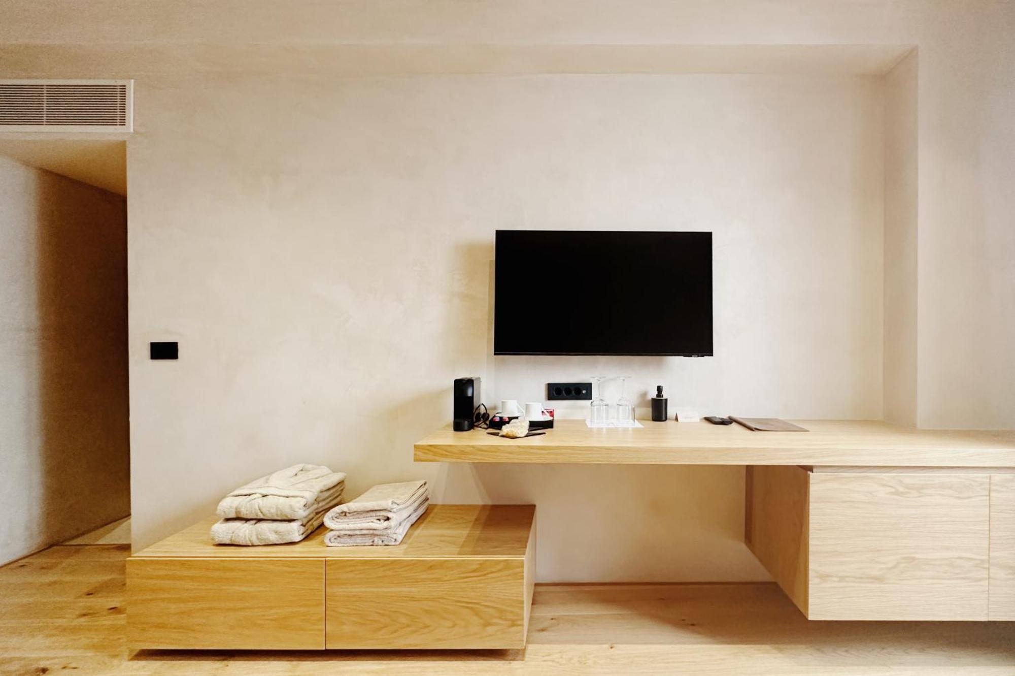 Design Suite with Indoor Hot Tub, Opposite Building