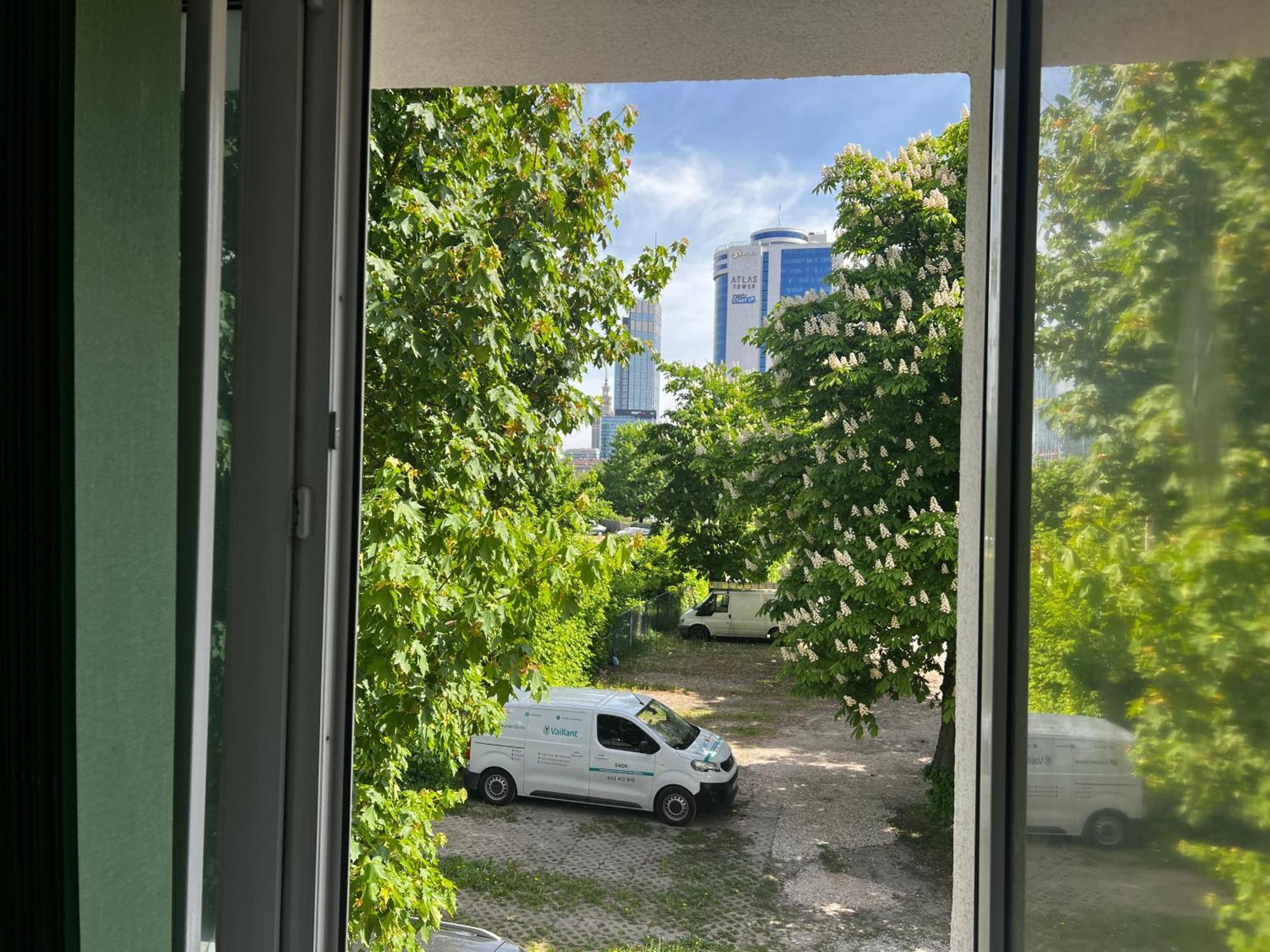 Tässä kahden hengen huoneessa on oma kylpyhuone.
