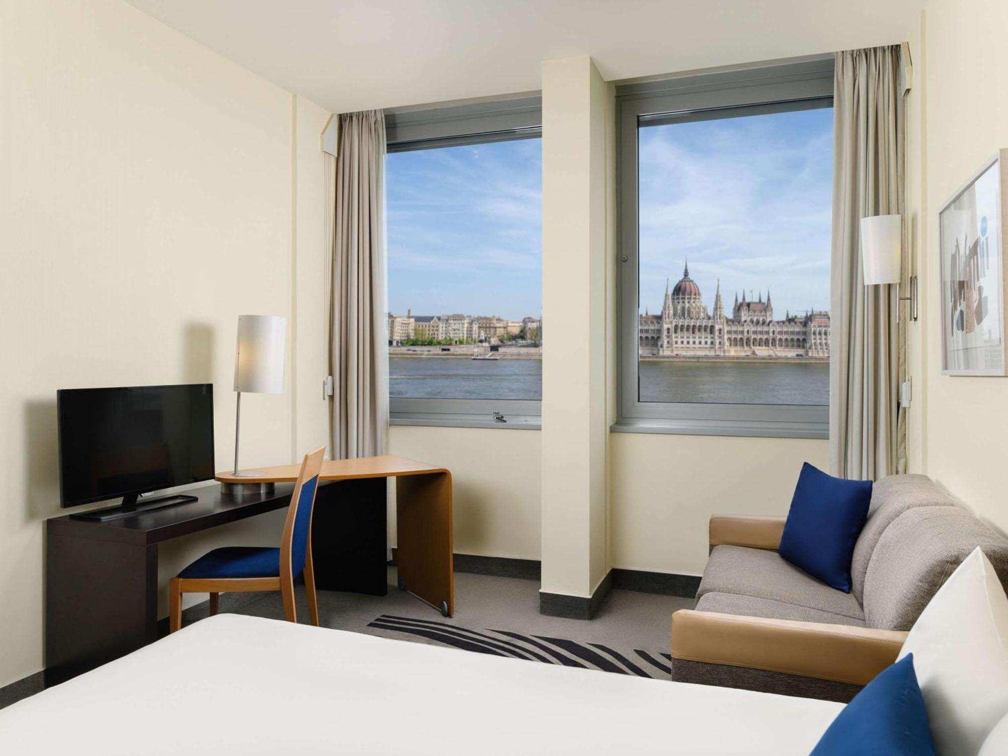 Executive room with view to the Parliament