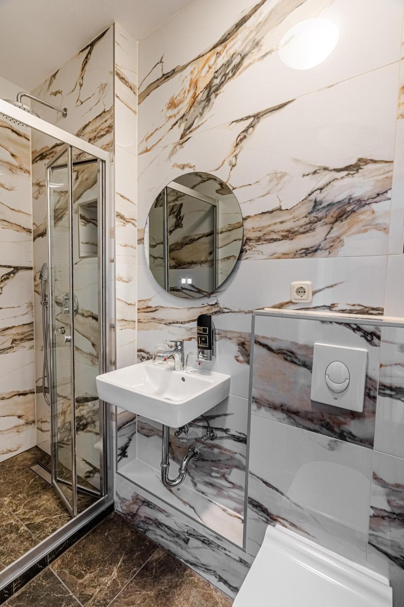 Pieni kahden hengen huone - Twin/Double
