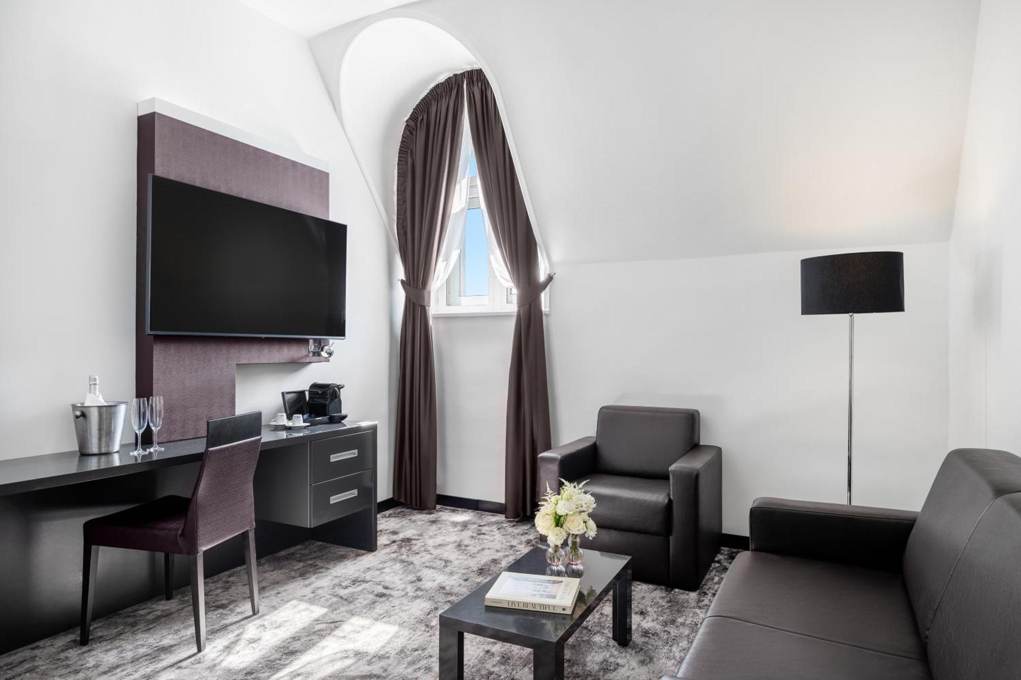 Juniorsviitti - Yksi king-size-vuode - Sohva