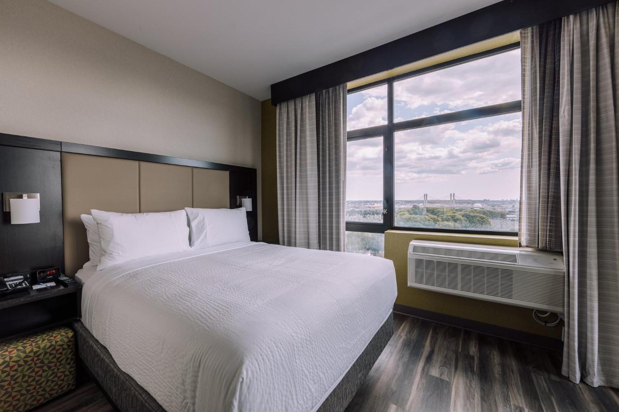 Standard King Room with Skyline View - Pet-Friendly
