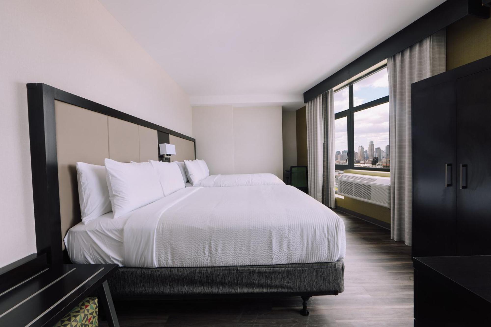 Standard Queen Room with Two Queen Beds and Skyline View - Pet-Friendly
