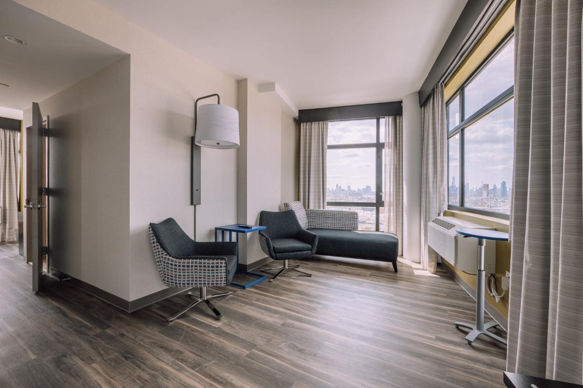 Standard Queen Room with Skyline View - Pet-Friendly