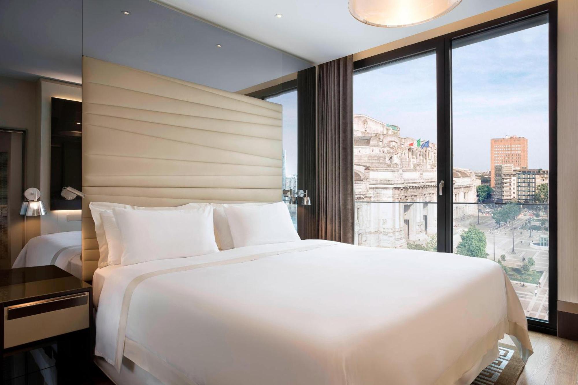 One-Bedroom Atelier King Suite with Piazza View
