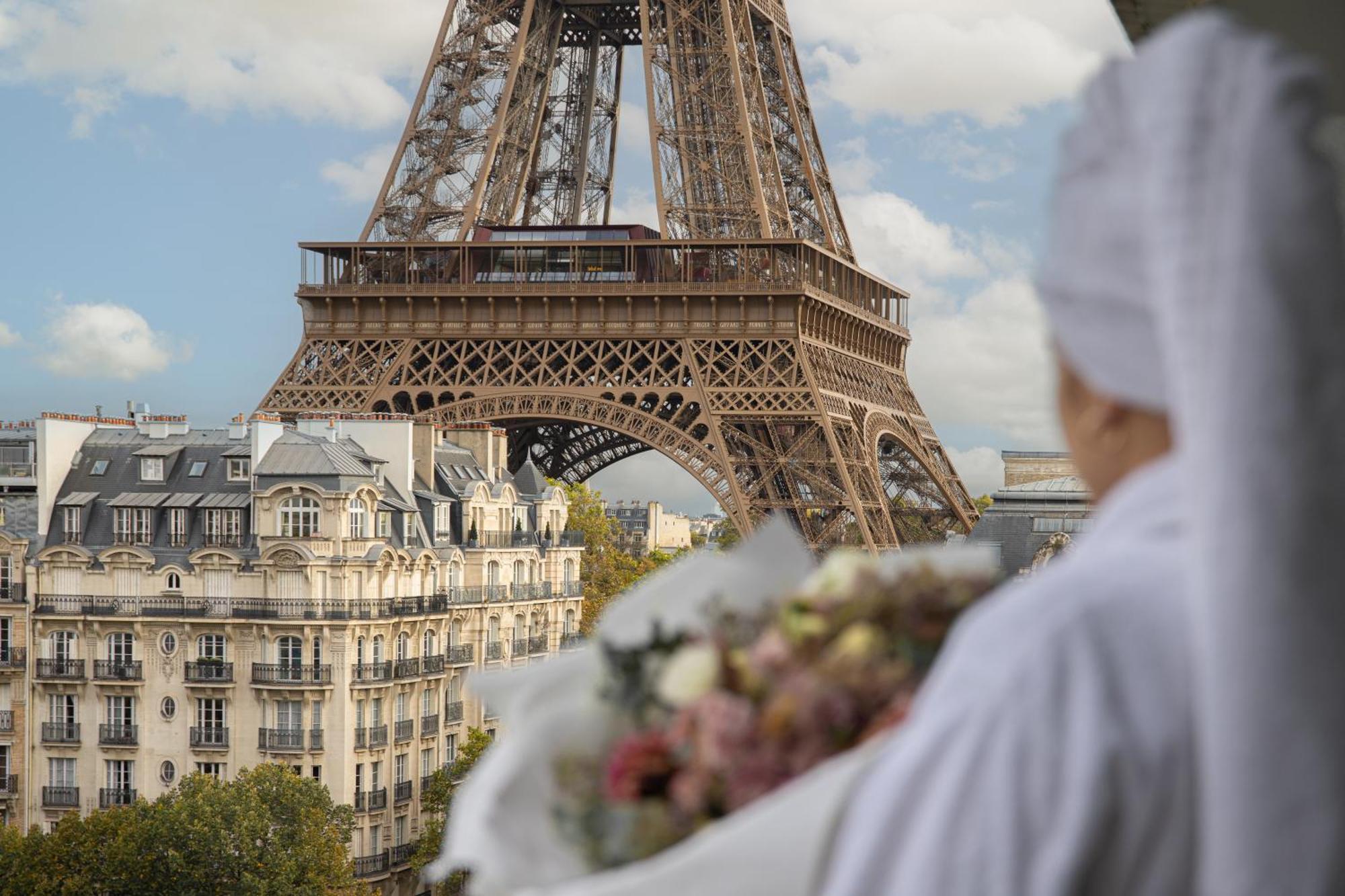 Deluxe King Room, high floor, with Sofa, Balcony and Eiffel Tower View