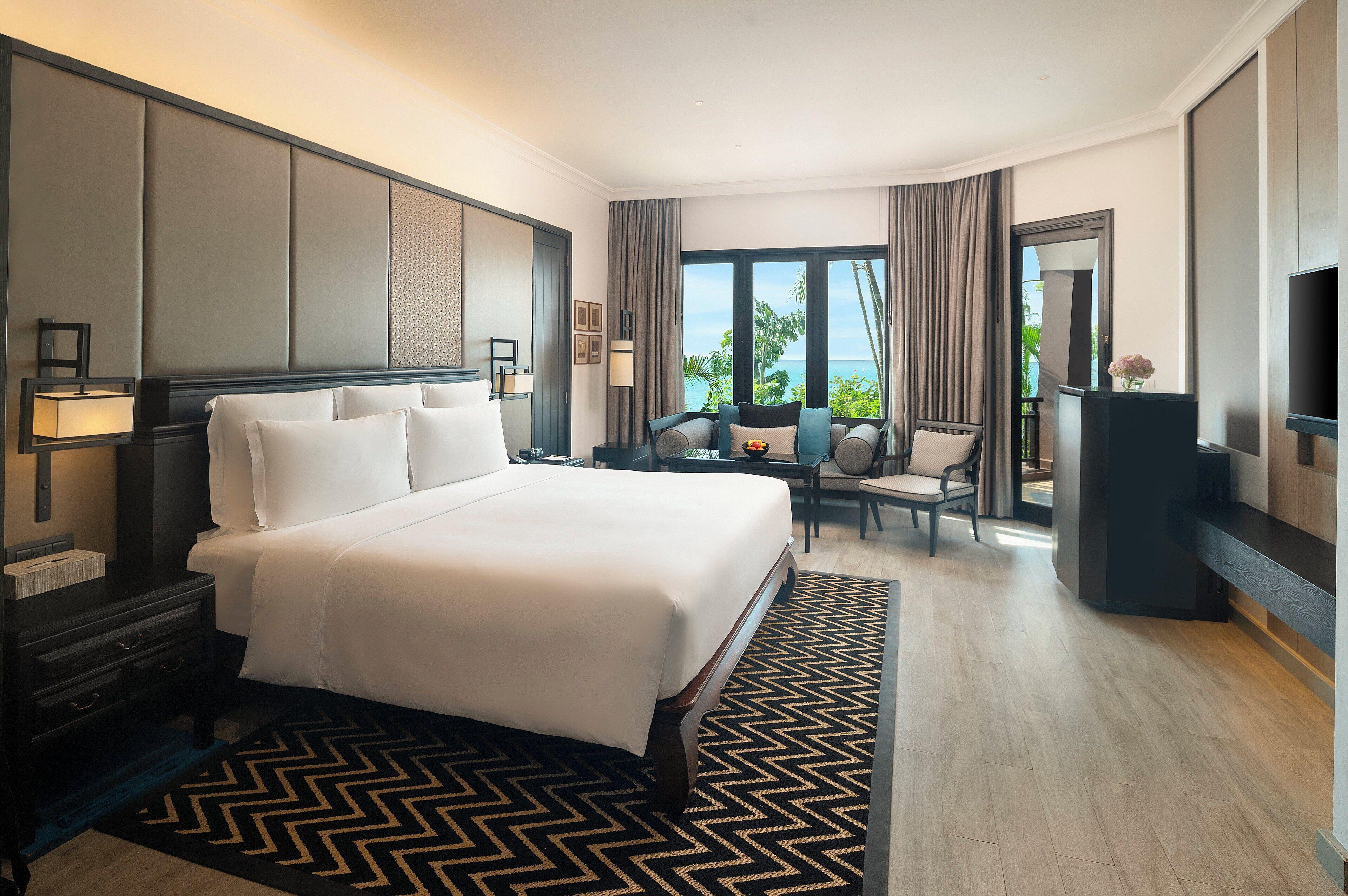 Junior King Suite with Ocean View - Club Lounge Access