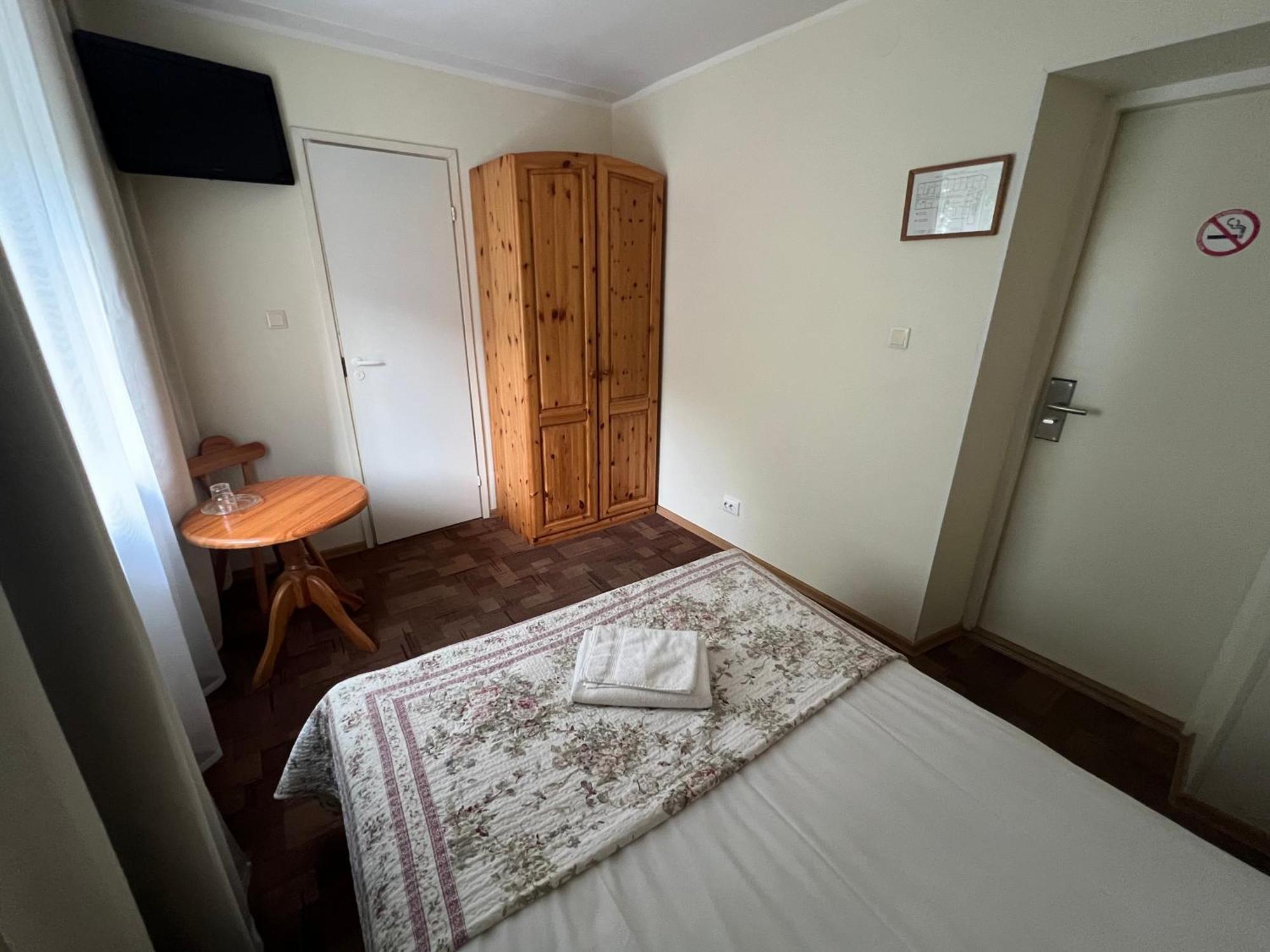 Single Room,1742642179:JPEG