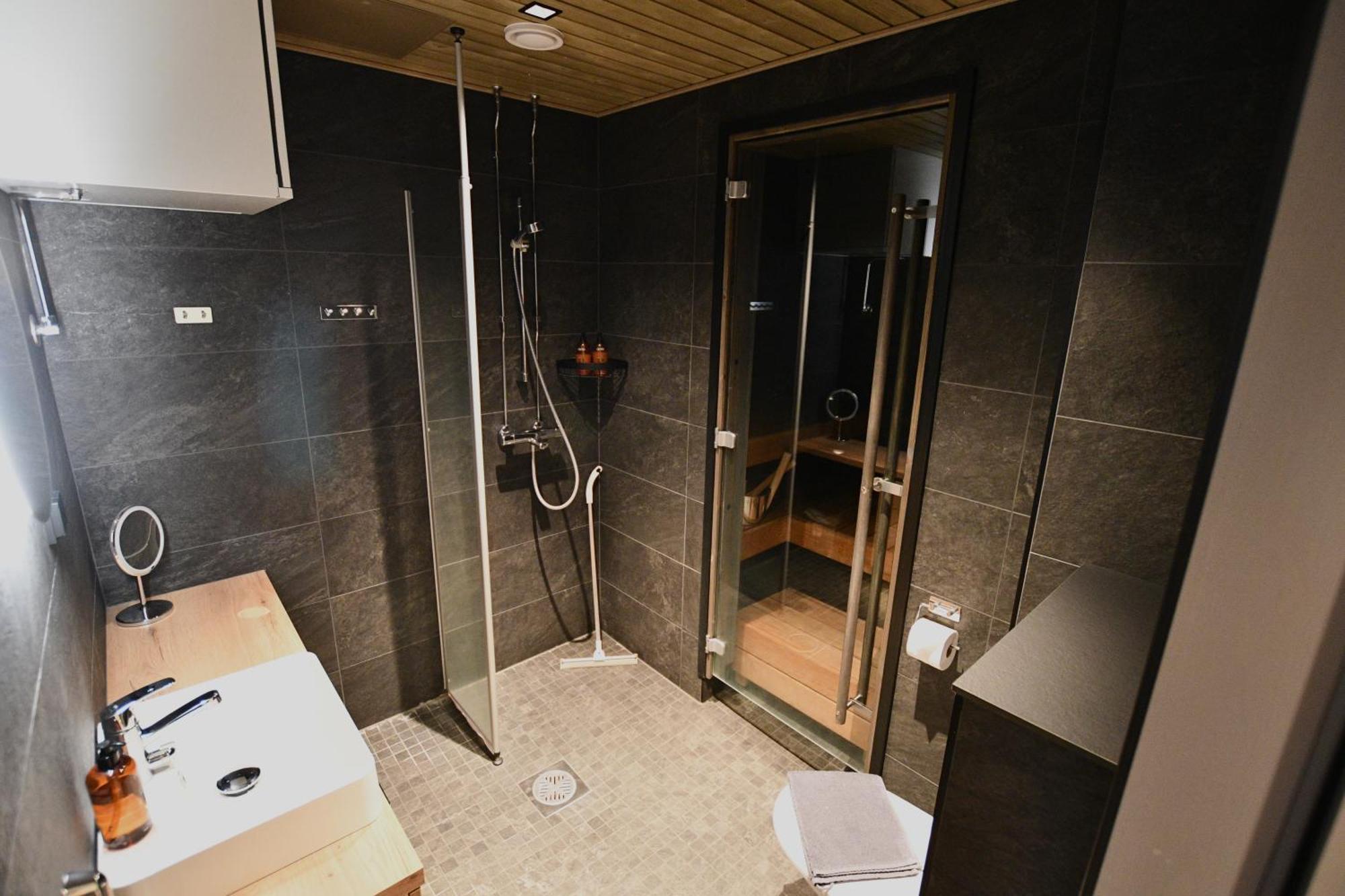 Perhesviitti - Oma sauna