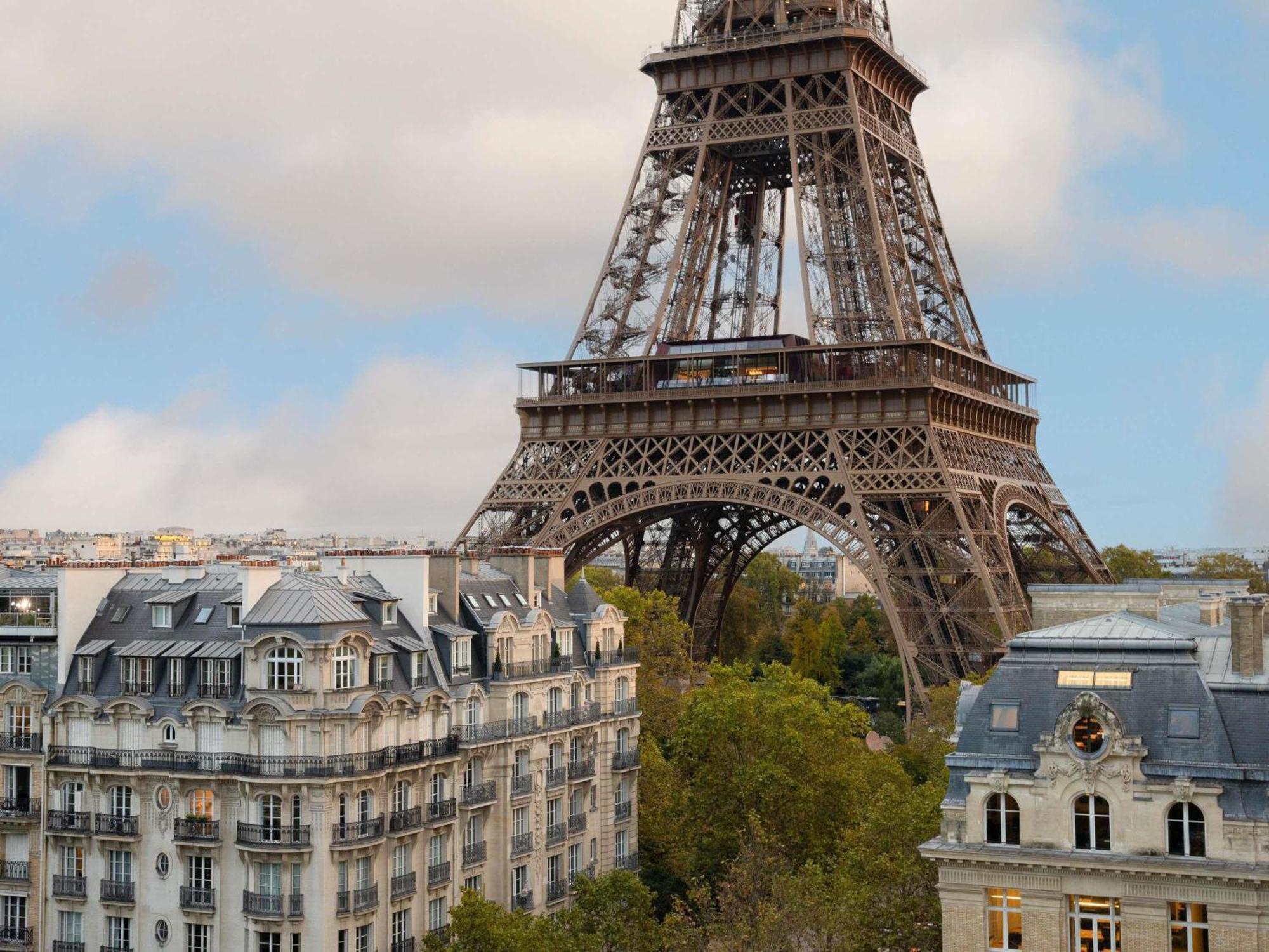Deluxe Twin Room, high floor, with Sofa, Balcony and Eiffel Tower View