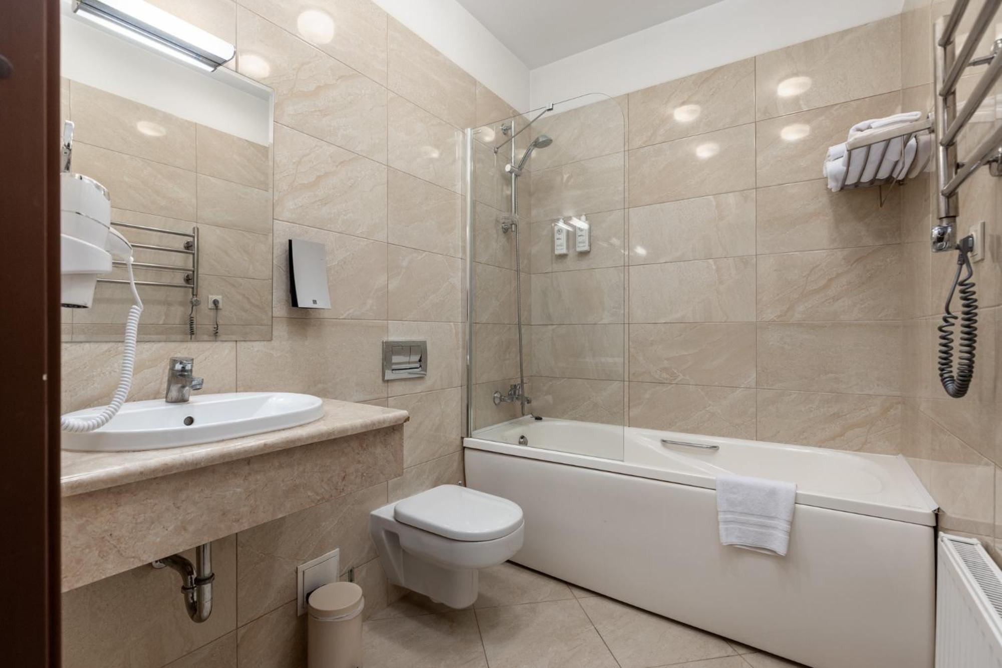 Pieni kahden hengen huone - Twin/Double