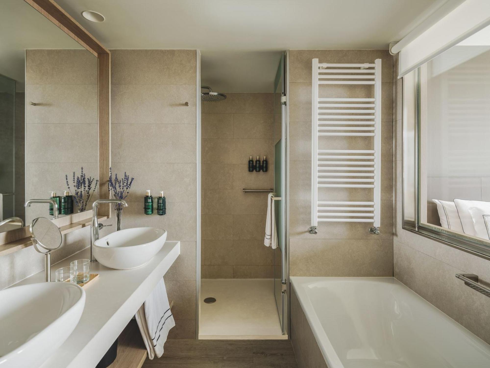 The Level Suite with Sea View
