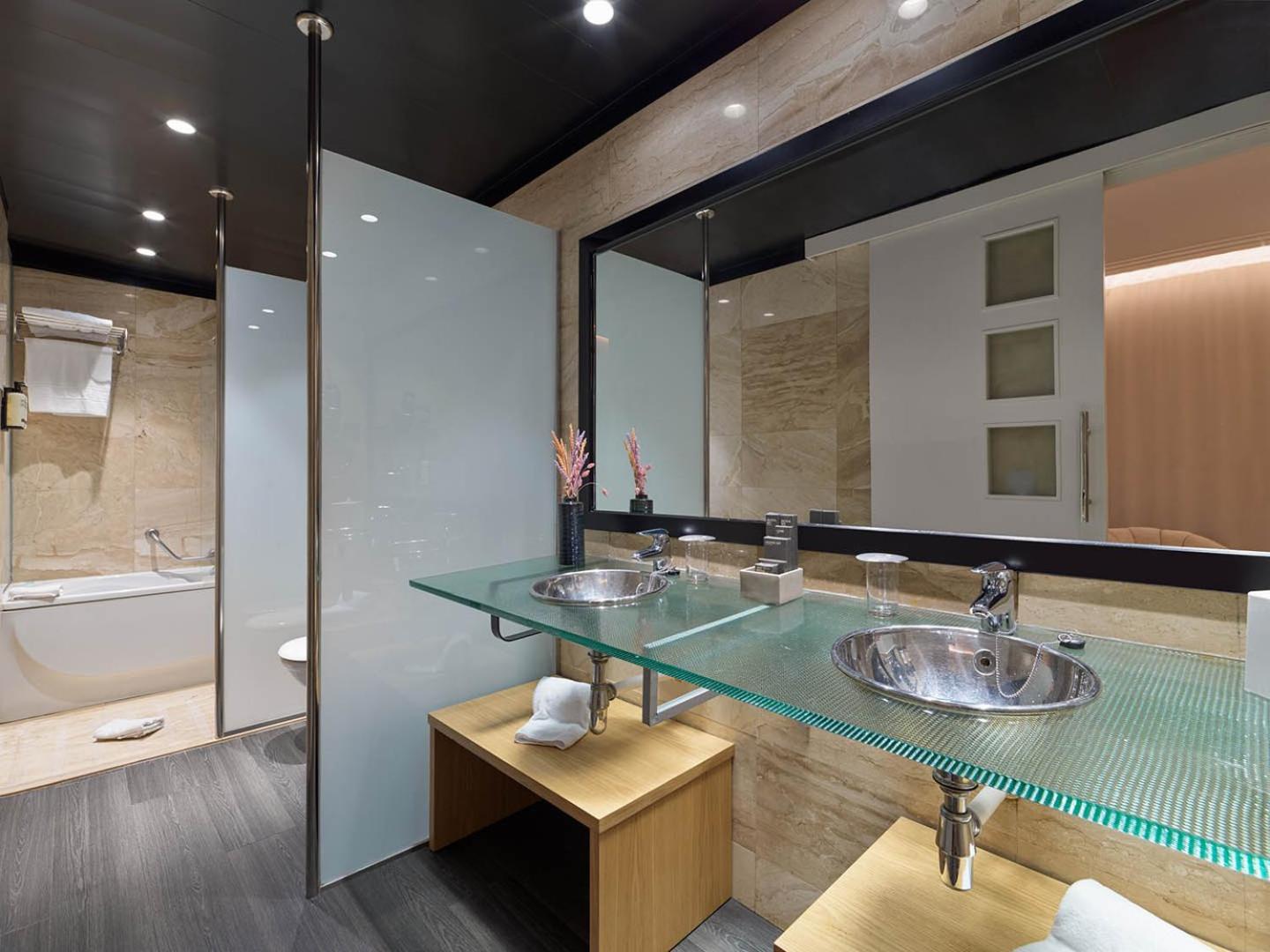 Deluxe Junior Suite with Spa Access (3 adults)