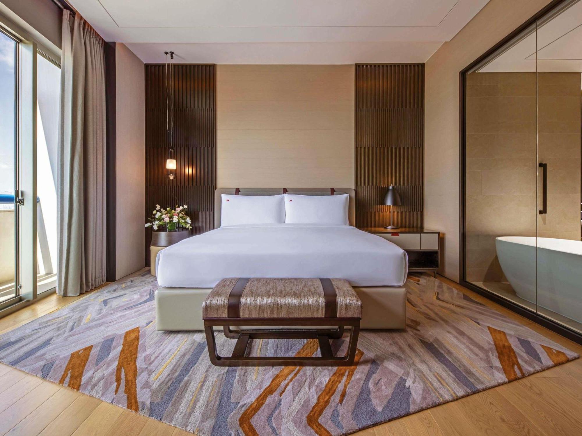 Crest King Suite with Marina Bay View, High Floor, Lounge Access and Two Balconies