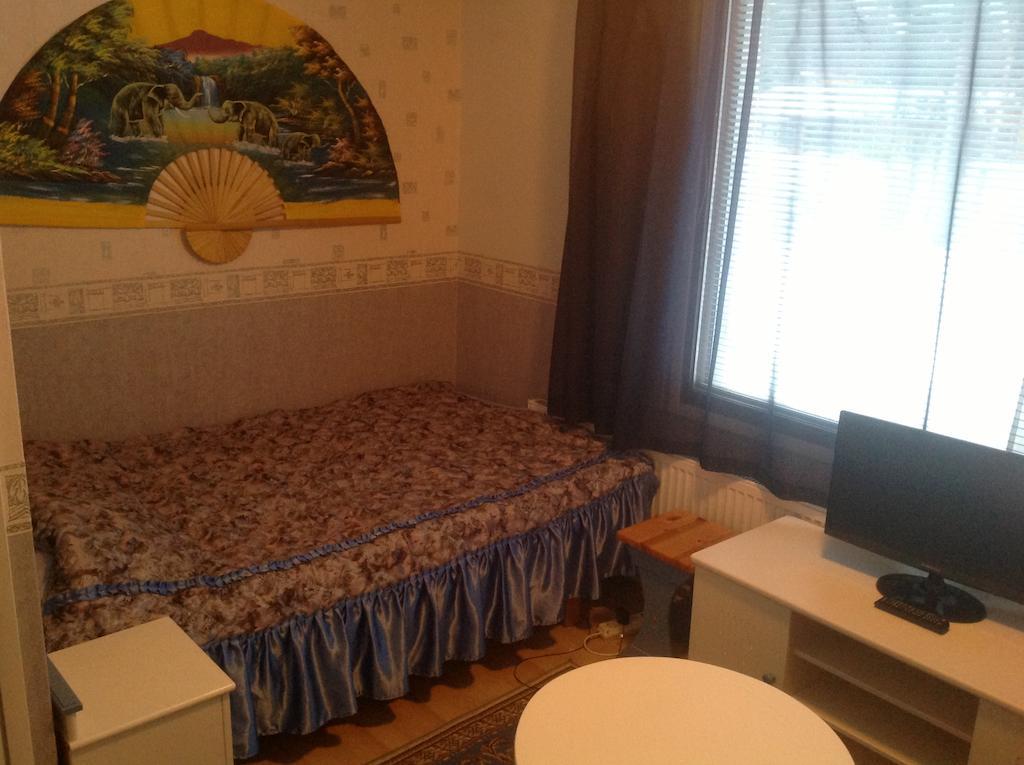 Perhehuone (2 aikuista + 3 lasta)