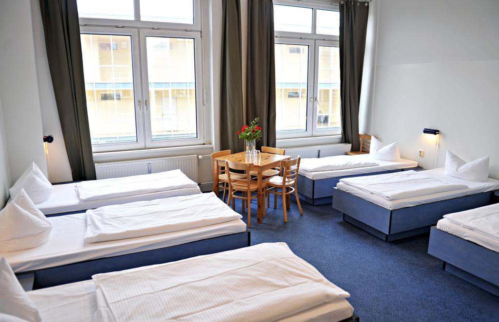 Kuuden vuoteen huone