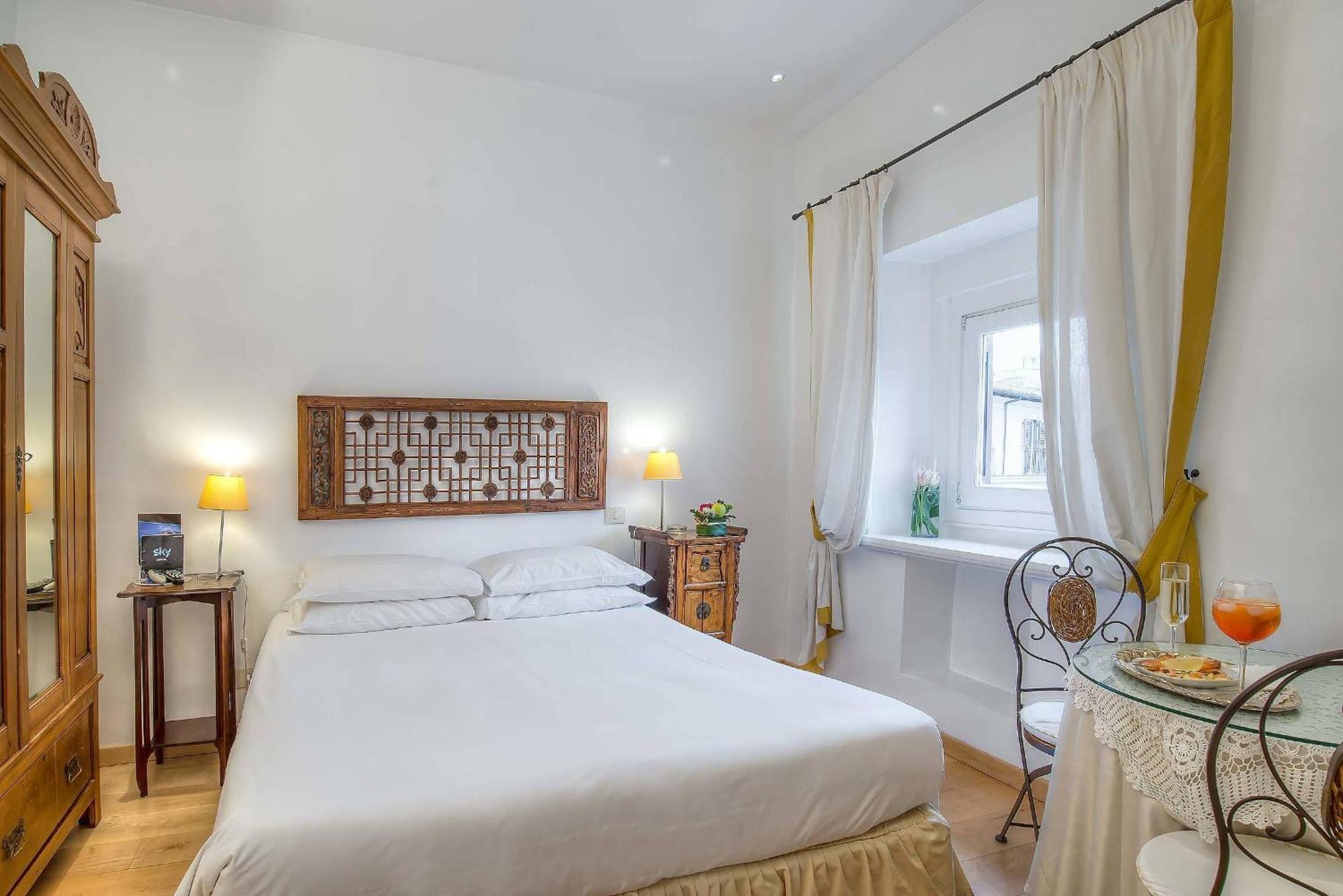 Double room with Trevi Fountain View