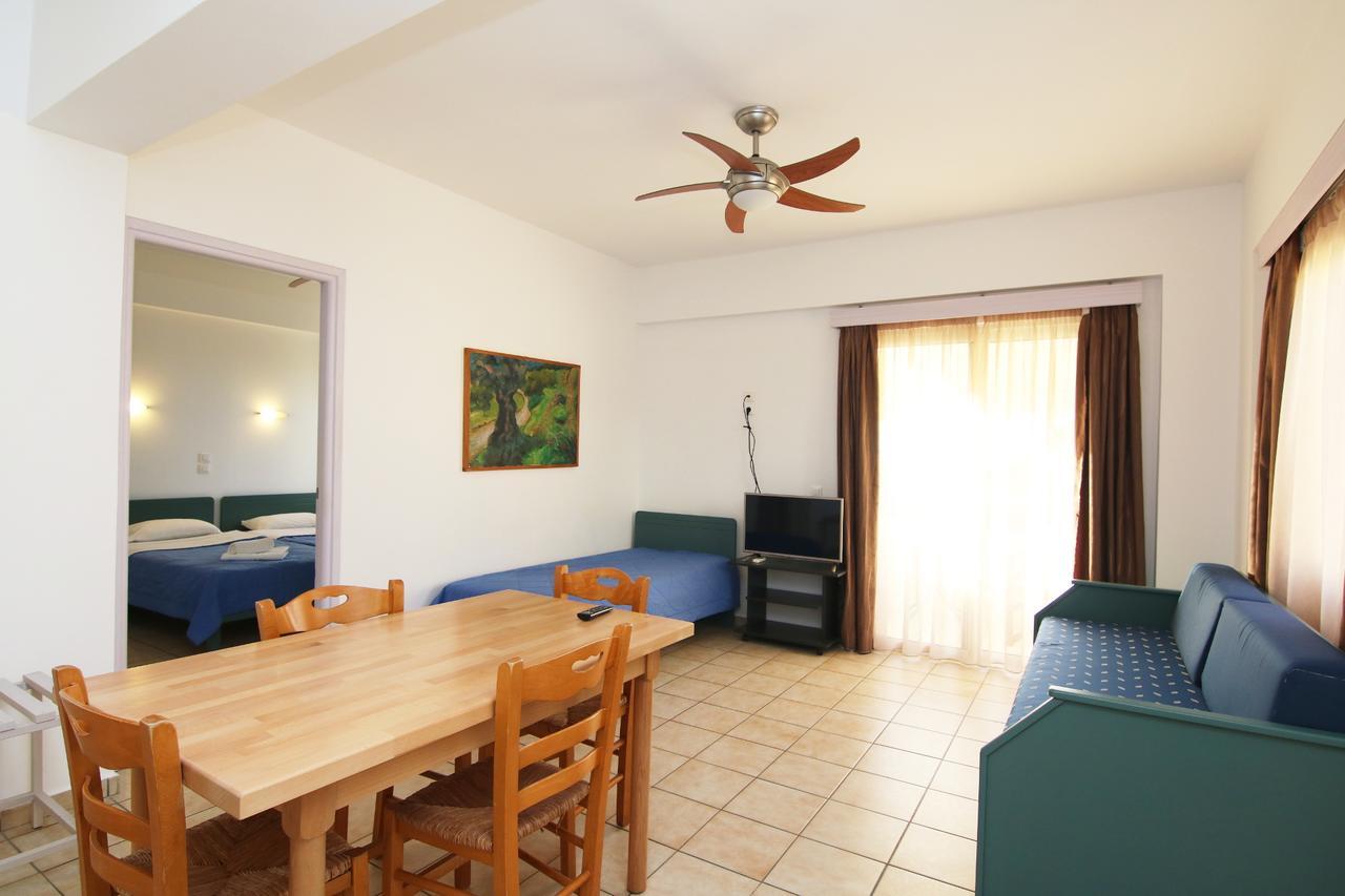 One-Bedroom Apartment Balcony,644599089:JPEG
