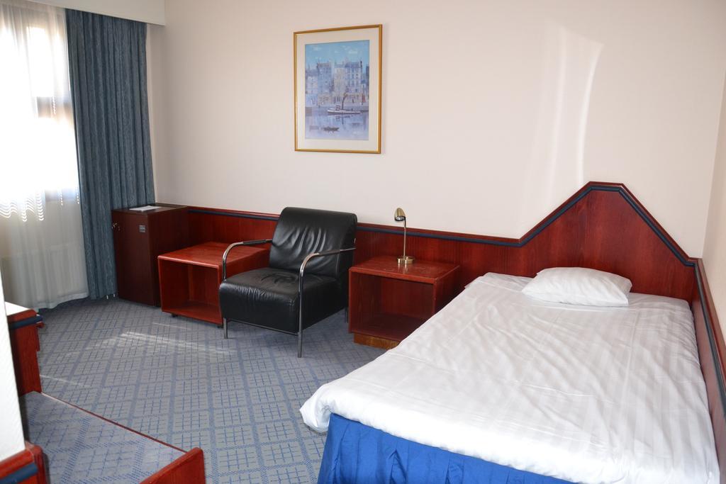 Budget Single Room,65956120:JPEG