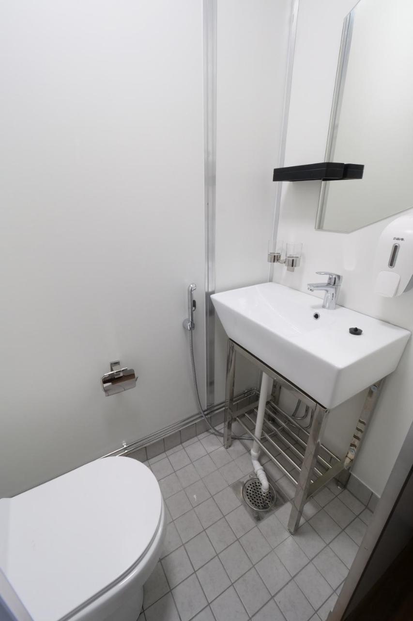 Yhden hengen huone - Oma wc ja yhteiset suihkutilat