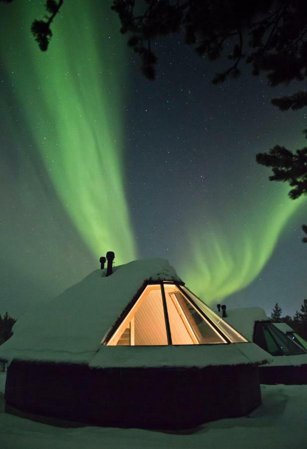 Lasikattoinen hirsimökki