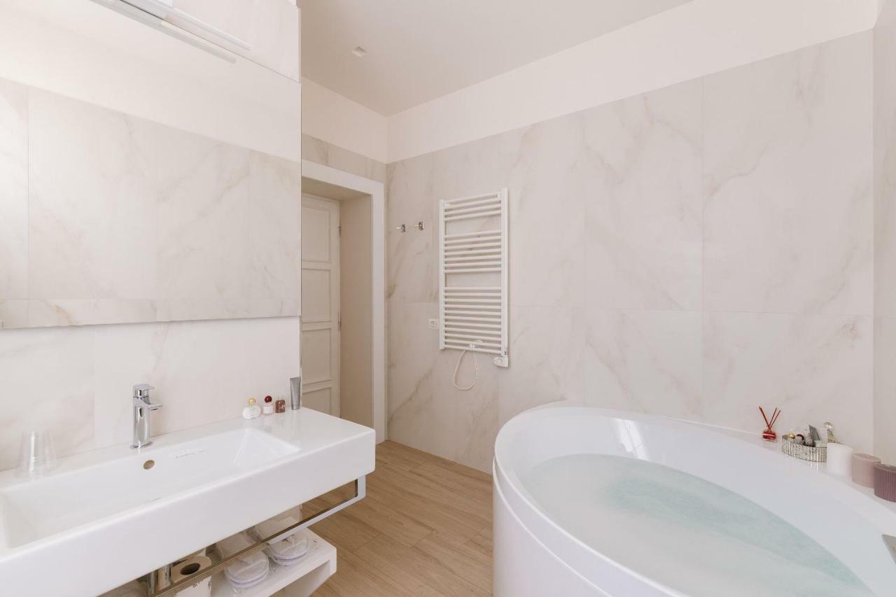 Deluxe Triple Room with Spa Bath,908797372:JPEG