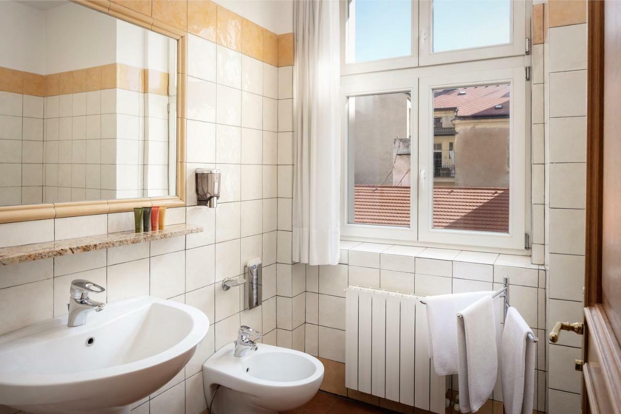 Kolmen hengen huone