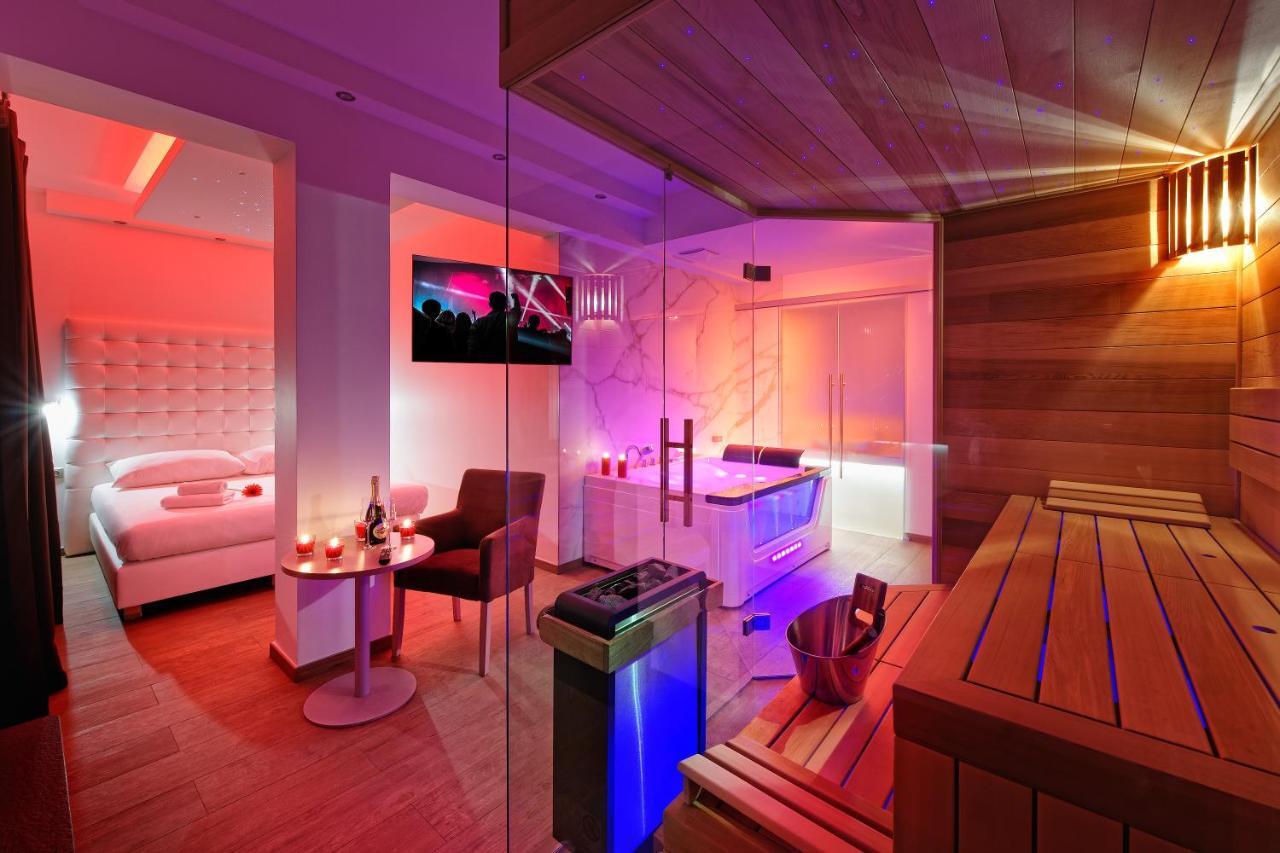 Wellness Room with Private Sauna and Jacuzzi,927059968:JPEG