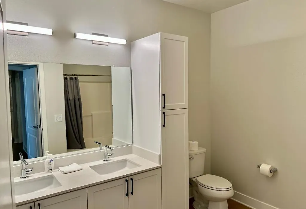 Miracle Mile Apartments-1