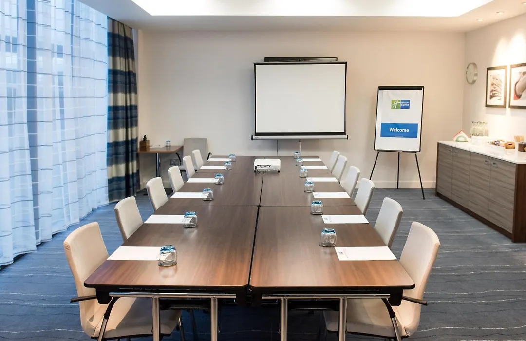 Holiday Inn Express London - Excel By Ihg-1