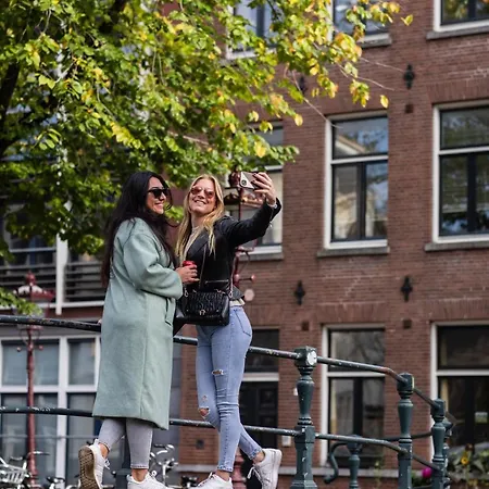 Amsterdam Canal Hotel-2